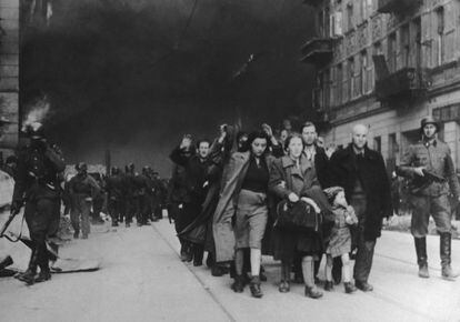 Judíos detenidos por los nazis durante la destrucción del gueto de Varsovia, en 1943.