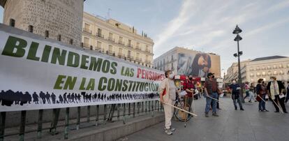 Miembros de Mesa Estatal por el Blindaje de las Pensiones, en la Puerta del Sol de Madrid.