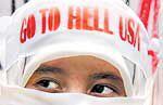 Una estudiante de la Universidad de Indonesia se manifiesta en Yakarta. La leyenda en el velo dice literalmente: 'EE UU vete al infierno', aunque en inglés tiene un tono más insultante.
