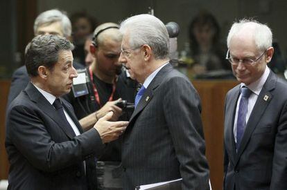El presidente francés Nicolas Sarkozy (i) conversa con el primer ministro italiano Mario Monti (c) ante la presencia del presidente del Consejo Europeo, Herman Van Rompuy, (d) al comienzo de la cumbre de jefes de Estado y Gobierno de la Unión Europea que se celebra en Bruselas.