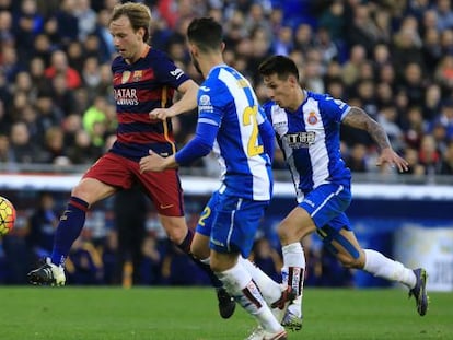 Rakitic contrala el balón frente a Álvaro y Hernán Pérez.