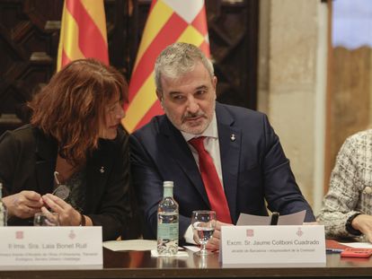 El alcalde de Barcelona, Jaume Collboni (d), conversa con la primera teniente de alcalde, Laia Bonet (i), durante la reunión de la Comisión Generalitat-Ayuntamiento. EFE/Quique García