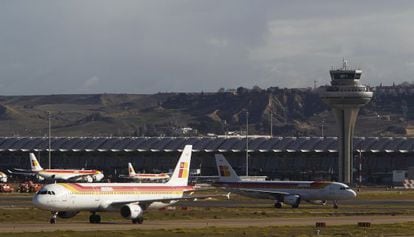 Aviones de Iberia ante la T-4 sat&eacute;lite de Barajas.