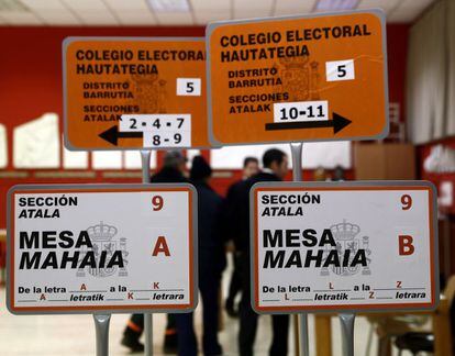 El Ayuntamiento de Pamplona ha comenzado a primera hora de esta mañana el montaje de las 200 mesas repartidas por los 23 colegios electorales que este próximo domingo funcionarán en la capital navarra.