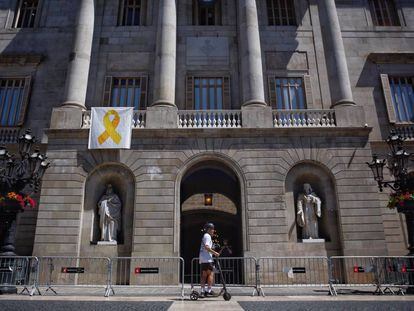 El Ayuntamiento de Barcelona, donde esta semana se volvió a colgar un lazo amarillo. 