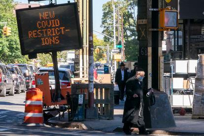 Un panel alerta de las restricciones en el distrito de Borough Park (Nueva York), la semana pasada.