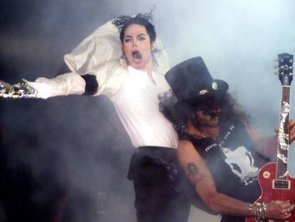 Michael Jackson junto al guitarrista de Slash durante su actuación en un concierto benéfico en junio de 1999.