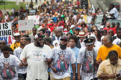 Michael Brown Sr., el padre del joven fallecido en Ferguson, en el primer aniversario de su muerte, en 2015