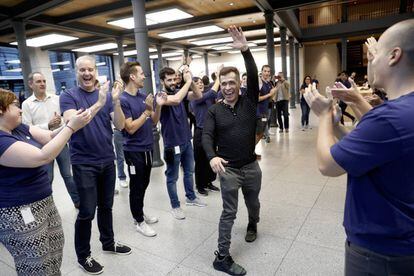 Un comprador del iPhone 8 es vitoreado por los trabajadores de Apple.