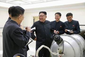 Kim Jong-un supervisa la supuesta bomba de hidrógeno antes de que se lleve a cabo el ensayo nuclear.