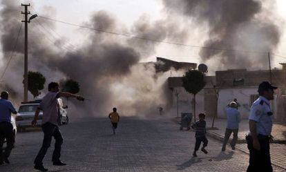 Columnas de humo en la poblaci&oacute;n turca de Akcakale tras el ataque desde Siria.