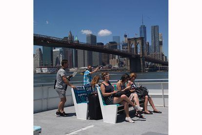 Turistas a bordo de un ferri en el East River.