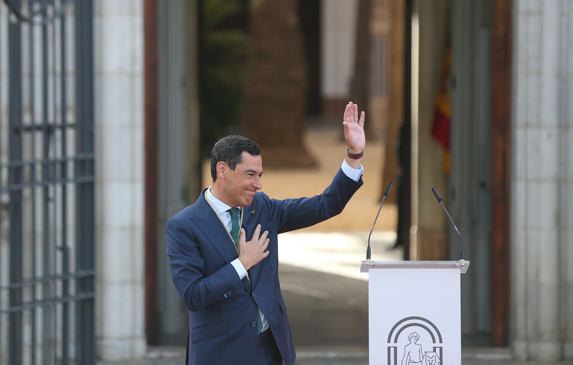 Juan Manuel Moreno exhibe su poderío a pie de calle en su toma de ...