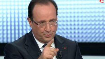 Captura de video cedido que muestra al presidente francés, Francois Hollande, durante una entrevista en el canal 2 de la televisión pública de este país, en París (Francia). EFE/CANAL 2 DE FRANCIA
