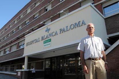 José Ramón Páez ante el hospital Blanca Paloma de Huelva, donde está ingresada su madre.