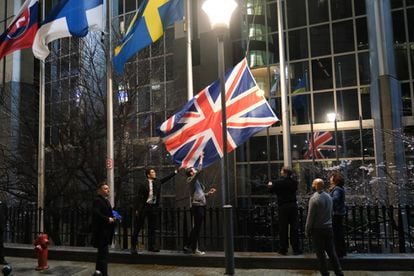 El Parlamento Europeo arría la bandera de Reino Unido en Bruselas.