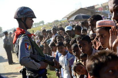 Un policía vigila a los rohingya del campo de refugiados de Sittwe, el más grande de Myanmar, donde están recluidos 90.000 integrantes de esta minoría étnica. Diciembre 2013.
