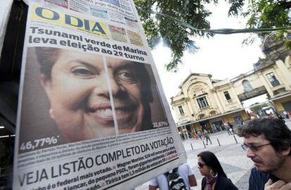 Imagen que muestra la primera página del diario <i>O Dia</i> tras las elecciones brasileñas de ayer. Sobre las caras de Dilma Roussef y José Serra, contendientes de la segunda vuelta, el titular señala que "El tsunami verde de Marina [Silva] lleva la elección a la segunda vuelta", en alusión al 20% de votos cosechados por la candidata ecologista.