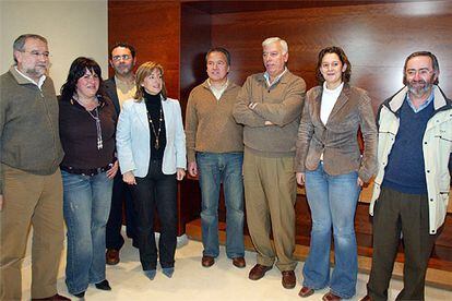 Pilar Sánchez, que será desde hoy alcaldesa de Jerez, y Pedro Pacheco, ambos en el centro, con otros miembros del nuevo equipo de gobierno.