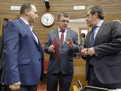 Martínez Dalmau, de Unides Podem (izda.), Enric Morera, de Compromís, y José María Llanos (dcha.), de Vox, en el pleno de constitución del Parlamento.
