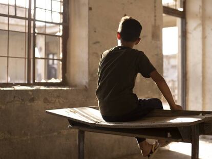 Un niño en una de las aulas atacadas de una escuela primaria de Nabi, Irak. 