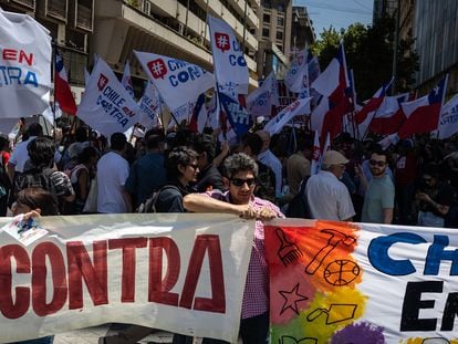 Personas reunidas para el cierre de campaña de la opción 'en contra', el 14 de diciembre en Santiago.