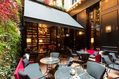 Escondido en el Gótico. Entre las callejuelas aledañas a la catedral de este barrio barcelonés pasa casi desapercibida la entrada de The Wittmore. En Patio, su terraza interior, se puede tomar algo o cenar a la sombra del jardín vertical más alto de la ciudad, de 32 metros de altura. Si se incluye alojamiento hotel, además se podrá disfrutar de la piscina y las tumbonas a rayas blancas y amarillas de su azotea, inspiradas en los clubes privados del Portofino de los años veinte.