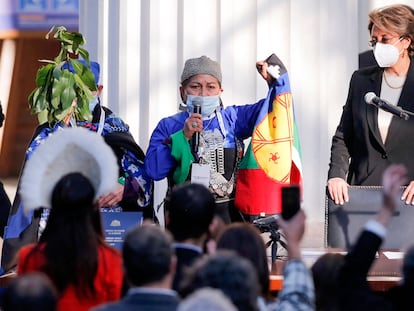 La doctora Elisa Loncón da un discurso tras ser elegida presidenta de la convención constituyente de Chile.