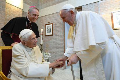 El Papa emérito, Benedicto XVI, saluda al Papa Francisco en la Ciudad del Vaticano el pasado 27 de agosto.