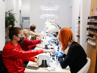 Tres clientas se hacen la manicura rusa en el Salón Siberia de la calle de Núñez de Balboa, 53, de Madrid este lunes.