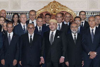 El rey de Marruecos, flanqueado por el nuevo gabinete.