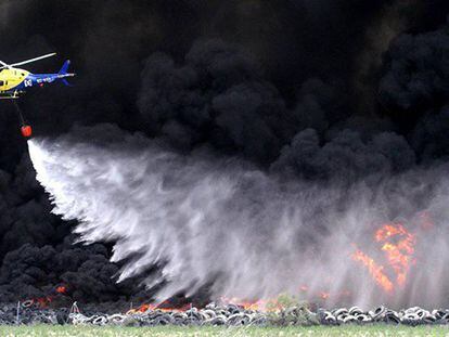 Un helicóptero durante las labores de extinción del incendio de Seseña.