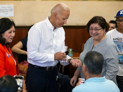 Joe Biden recibe un rosario durante una visita a Los Ángeles en 2019.