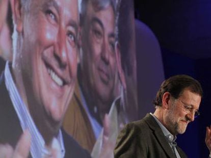 Mariano Rajoy, durante su intervención con la imagen de Arenas al fondo.