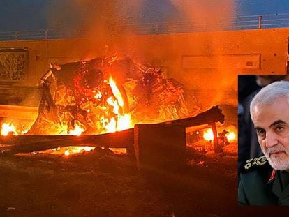 Vehículo incendiado tras el ataque aéreo en el aeropuerto de Bagdad. En el recuadro, Qasem Soleimani, en una fotografía de archivo. En vídeo, Estados Unidos confirma la autoría del bombardeo.