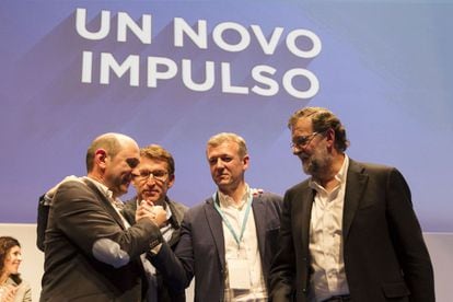 Louz&aacute;n felicita a Rueda, segundo por la derecha, en presencia de Feij&oacute;o y Rajoy.