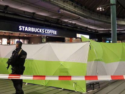 Un soldado, este viernes en el aeropuerto de Ámsterdam.