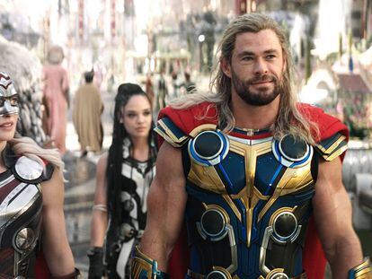 'Thor: Love and Thunder', con Natalie Portman, Chris Hemsworth y, detrás, Tessa Thompson.