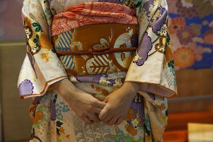 Una mujer con un quimono tradicional en el estand de Japón.