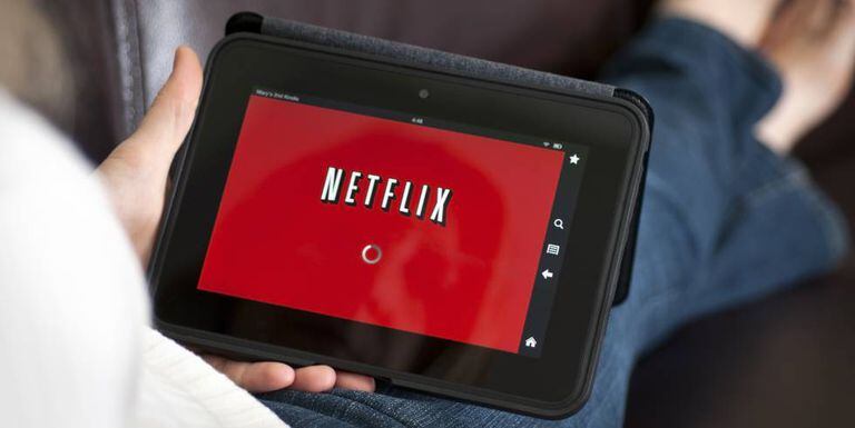 Una pantalla de una tableta electrónica conectándose a Netflix.