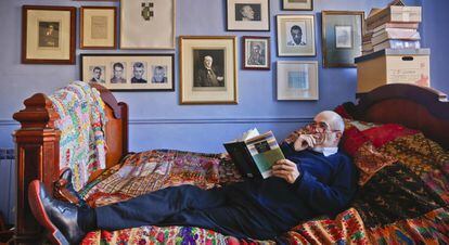 Tóibín, en su habitación con retratos de sus dioses tutelares: Henry James, Joyce, Beckett y Borges, entre otros.