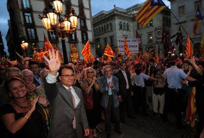 Mas, en septiembre 2012 en la plaza de Sant Jaume de Barcelona arropado por seguidores, entre ellos varios intelectuales.