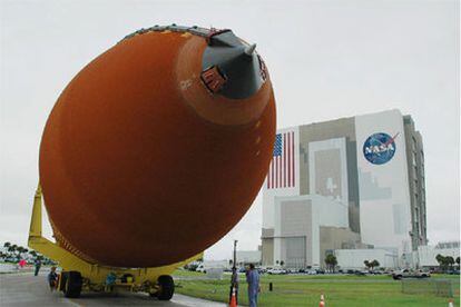 El tanque de combustible de la nave Discovery deja el taller de motajes de la NASA para ser modificado en Louisiana.