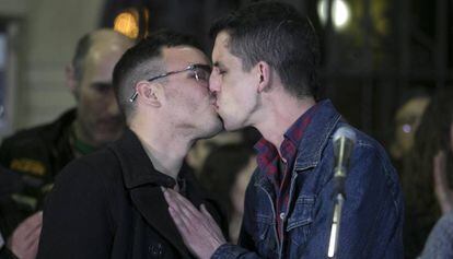Andy Aguilar i Jorge Garcia es besen en l&#039;acte de repulsa, dilluns a Barcelona.
