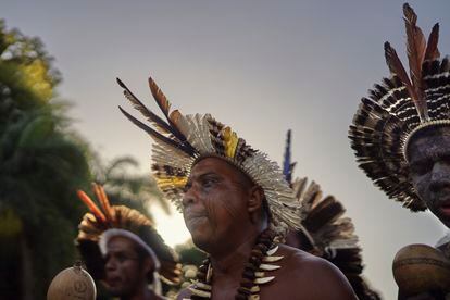 Varios indígenas pataxó se manifiestan en Salvador de Bahía (Brasil) junto a más de 20 pueblos indígenas en el marco del Campamento Tierra Libre Regional, en mayo de 2022.