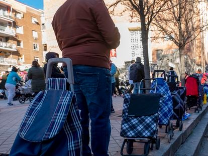 Varias personas hacen cola en la plaza de San Amaro, en Madrid, para recibir comida de la Fundación Madrina, el pasado 7 de enero.