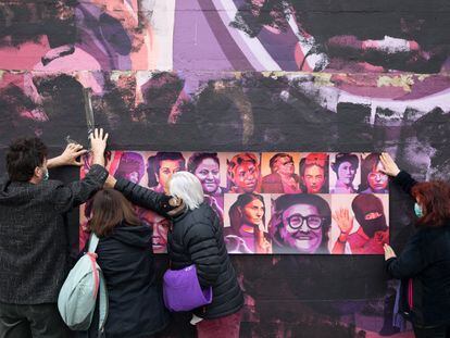 El mural feminista del distrito madrileño de Ciudad Lineal, tras amanecer destrozado el 8 de marzo de 2021 y en el que algunos vecinos cubren la obra destrozada con fotografías de las protagonistas.