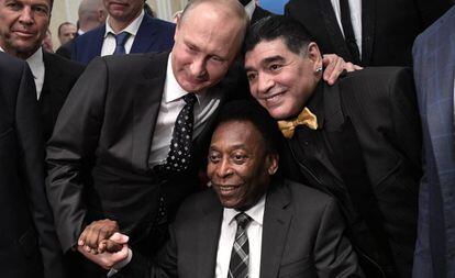 Putin, con Pel&eacute; y Maradona.