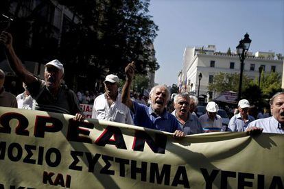 Pensionistas se manifiestan contra las medidas austeridad marcadas por el Gobierno, en Atenas, el pasado jueves. EFE/Alkis Konstantinidis