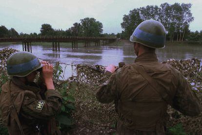 Dos soldados rusos vigilan un puente sobre el río Inguri, en la frontera entre Georgia y Abjazia.